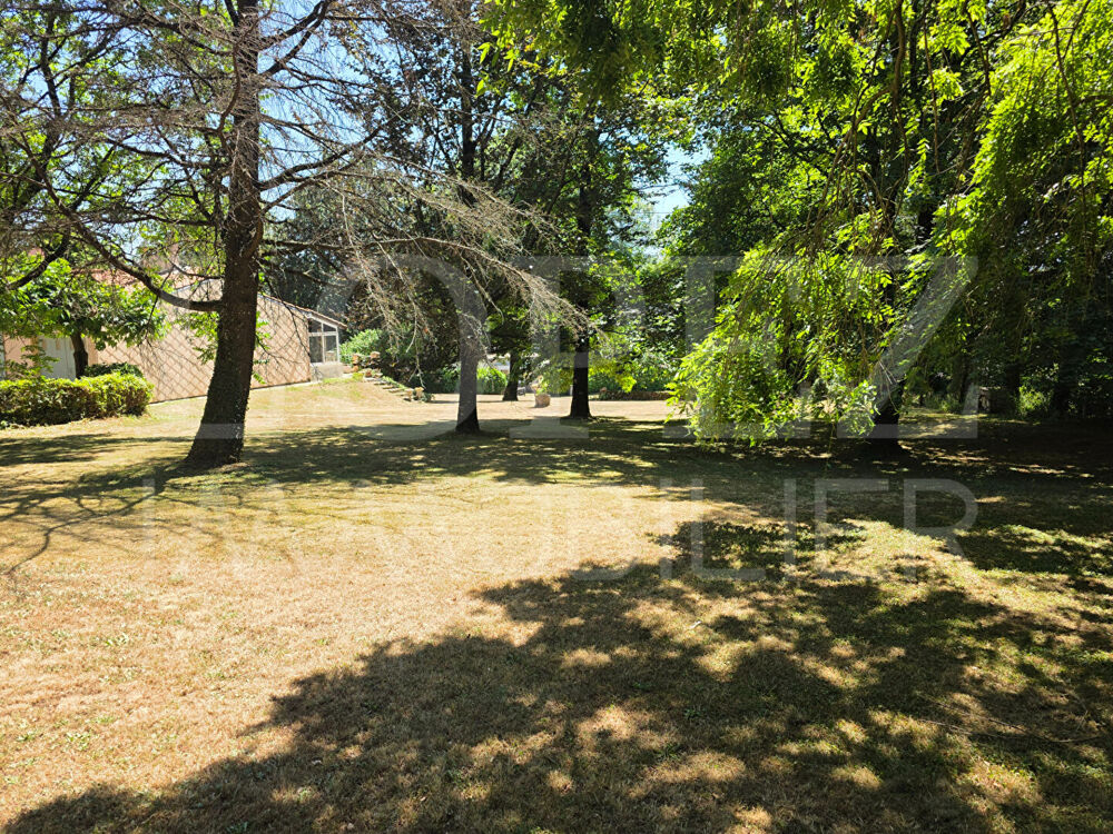 Plain-pied au coeur d'un parc arboré