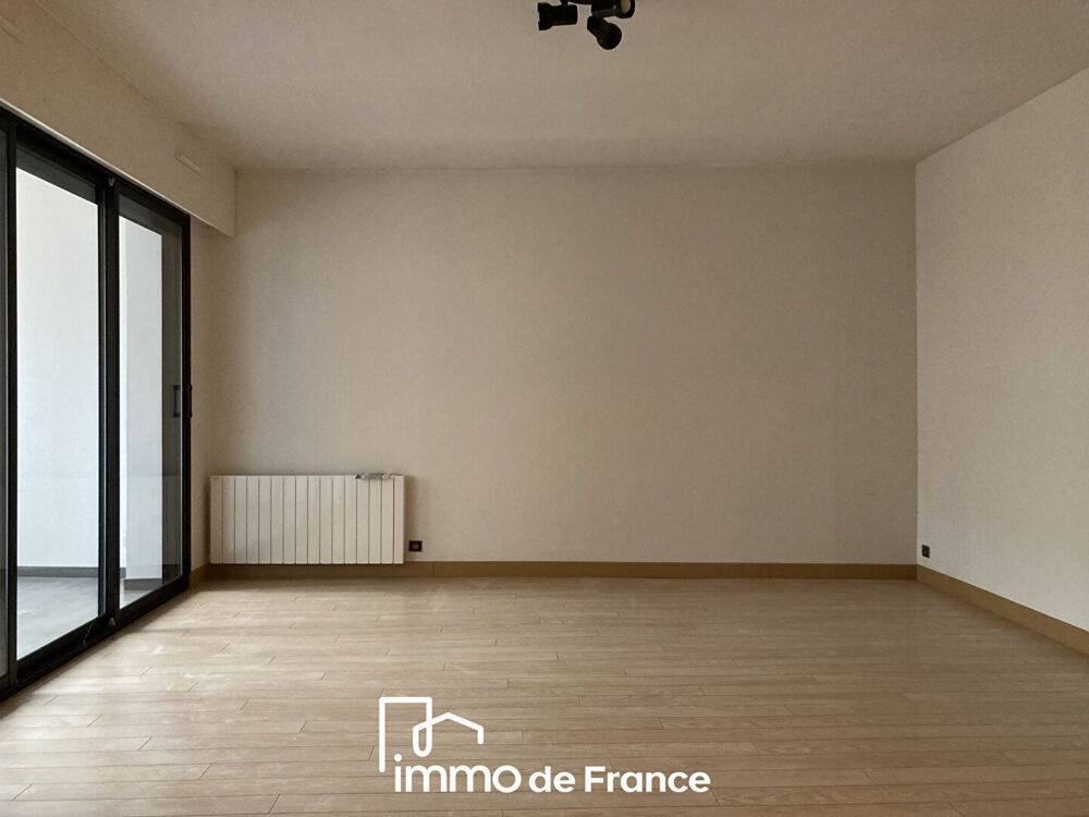   Tour de ville, Bel emplacement pour ce Local de 90.56 m² - Parking Rodez
