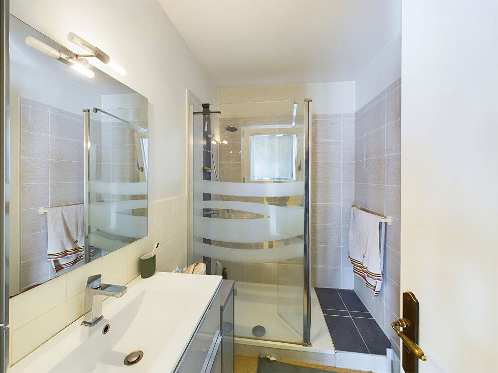 Vente Appartement APPARTEMENT  T3  CLIMATISE 76M2 AVEC ASCENSEUR  CAVE ET PARKING SECURISE  HYPER CENTRE  VALENCE 26000 Valence