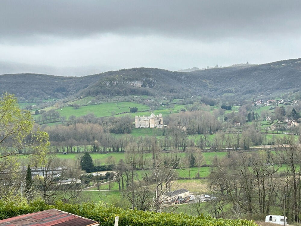 Maison de 180 m² avec vue carte postale. Nombreuses dépendances.