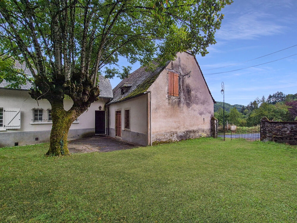 Vente Maison CORRÈZE. Proche d'ARGENTAT. Maison de campagne comprenant 4 chambres, une maison attenante à rénover, une dépendance et un terra St sylvain