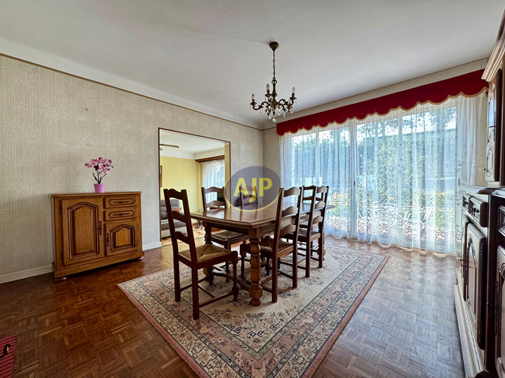 Maison individuelle de plain-pied avec jardin paysagé et beau potentiel