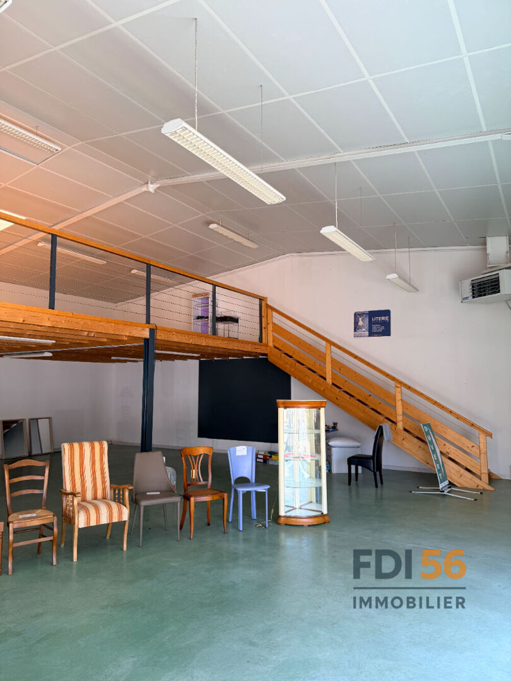   A VENDRE TRES BEAU LOCAL ATELIER BUREAUX DE 550M2 À 20 MINUTES DE LORIENT Hennebont