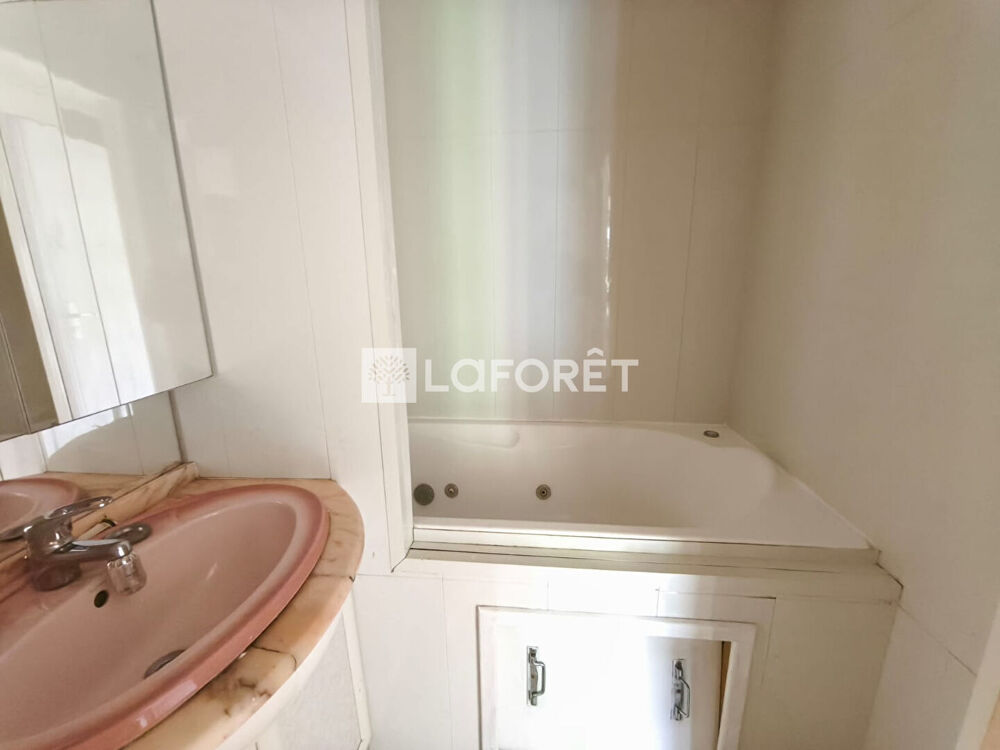 À vendre à Arles sur tech Appartement de 55m² au 3eme et dernier étage avec vue dégagée sur la nature.