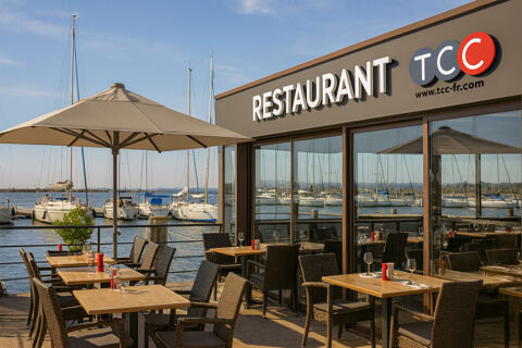 Cession de bail Restaurant, sur le port de Hy&egrave;res 100 m2, +terrasse 196200 83400 Hyeres