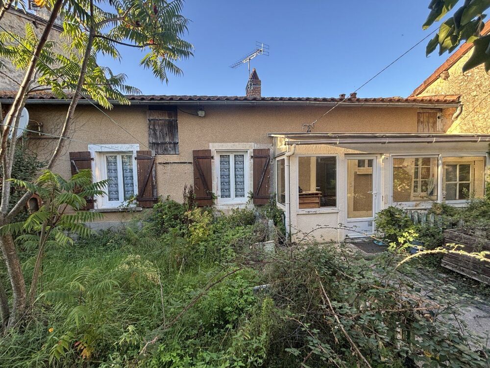 Maison à rénover de 3 chambres avec grand garage et jolie cour-jardin