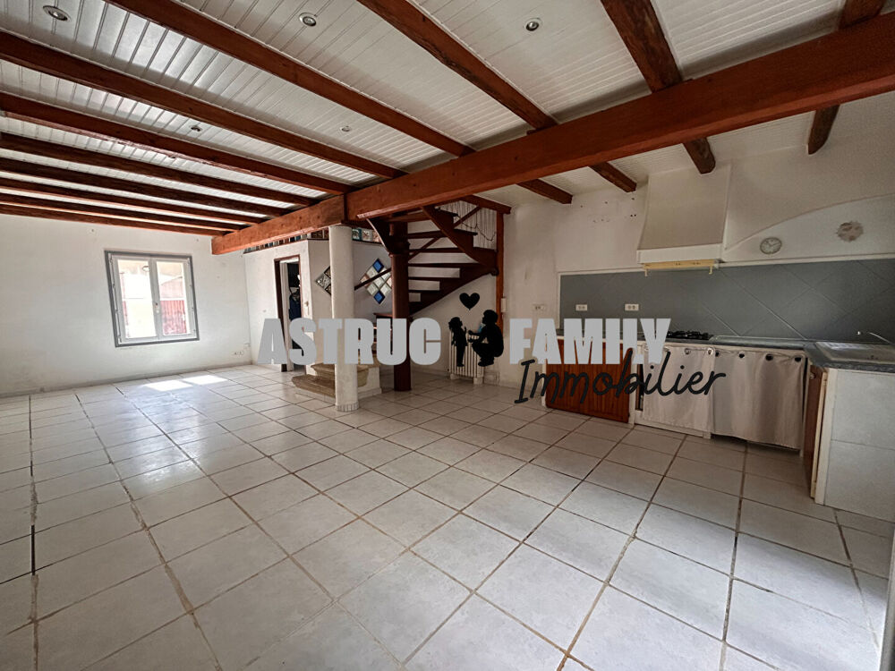AIGUES MORTES - RARE - MAISON DE VILLE AU COEUR DE LA CITÉ AVEC 2 APPARTEMENTS COUR ET GARAGE