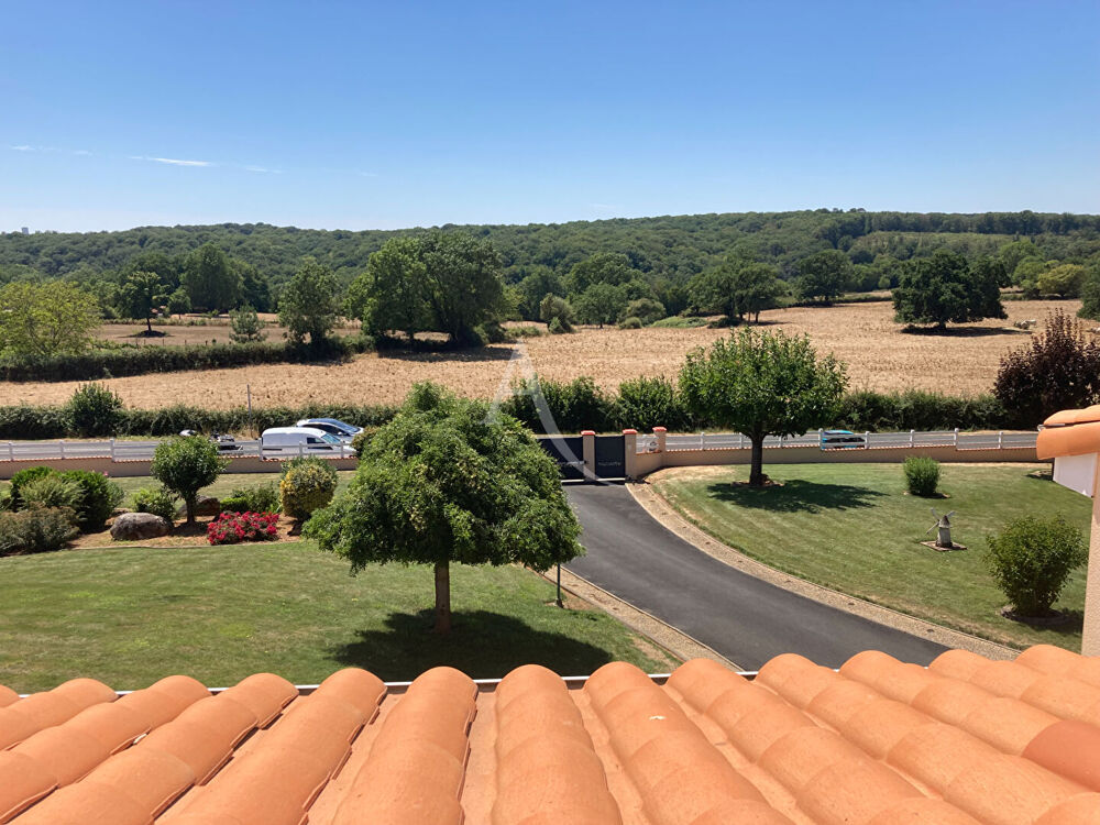 Villa avec piscine et terrasses !