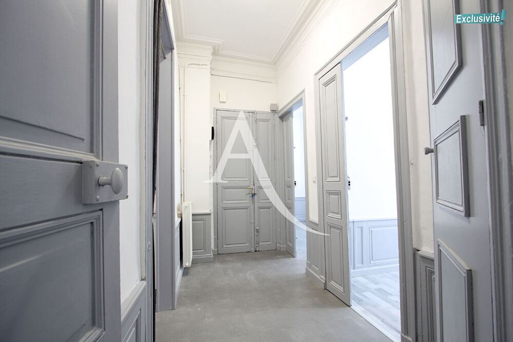 Location Appartement LUMINEUX T3 RÉNOVÉ au 2e étage d'un immeuble ancien, en plein coeur de Montpellier Montpellier
