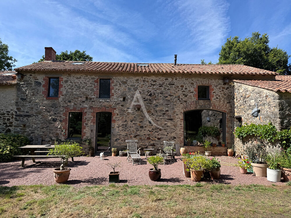 Propriété de charme idéalement située entre les plages et la Roche-Sur-Yon