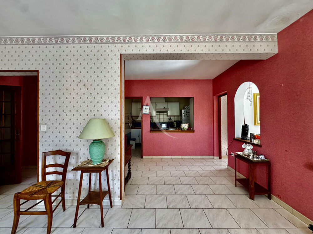 Maison en pierre avec jardin