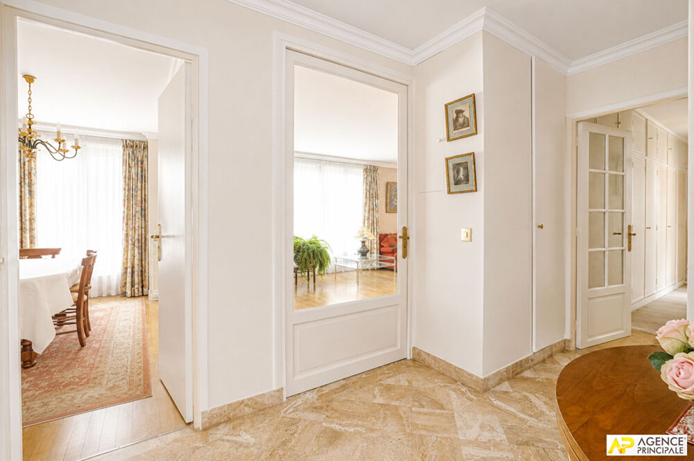 Vente Appartement Versailles Rive-Droite Appartement 5 pièces 121 m² carrez situé au 2ème étage avec ascenseur et cave Versailles