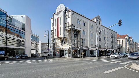 Cession de droit au bail, tous commerces hors restauration et nuisances - local de 100 m2 avec 17 m de vitrines, sur axe princip 30000 77100 Meaux
