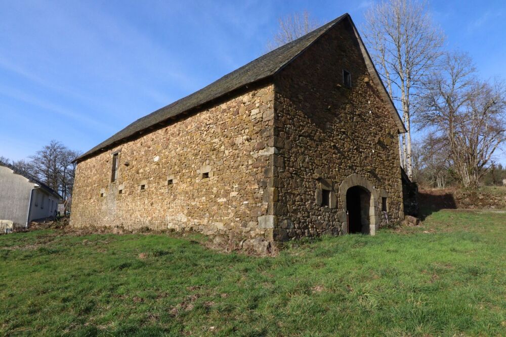 Vente Remise/Grange CORREZE. Proche NEUVIC. Belle grange en pierre avec terrain de 2 194m2. Palisse