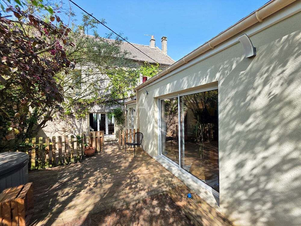 Maison de caractère 3 chambres avec grand garage et foyer ouvert - Terrain clos et arboré