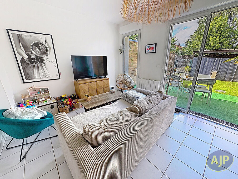 Maison avec jardin et places de parking