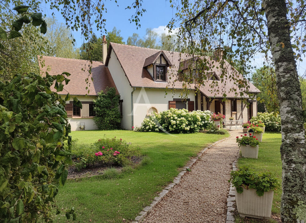 Dans un domaine de standing ! Belle maison de type Solognote avec piscine