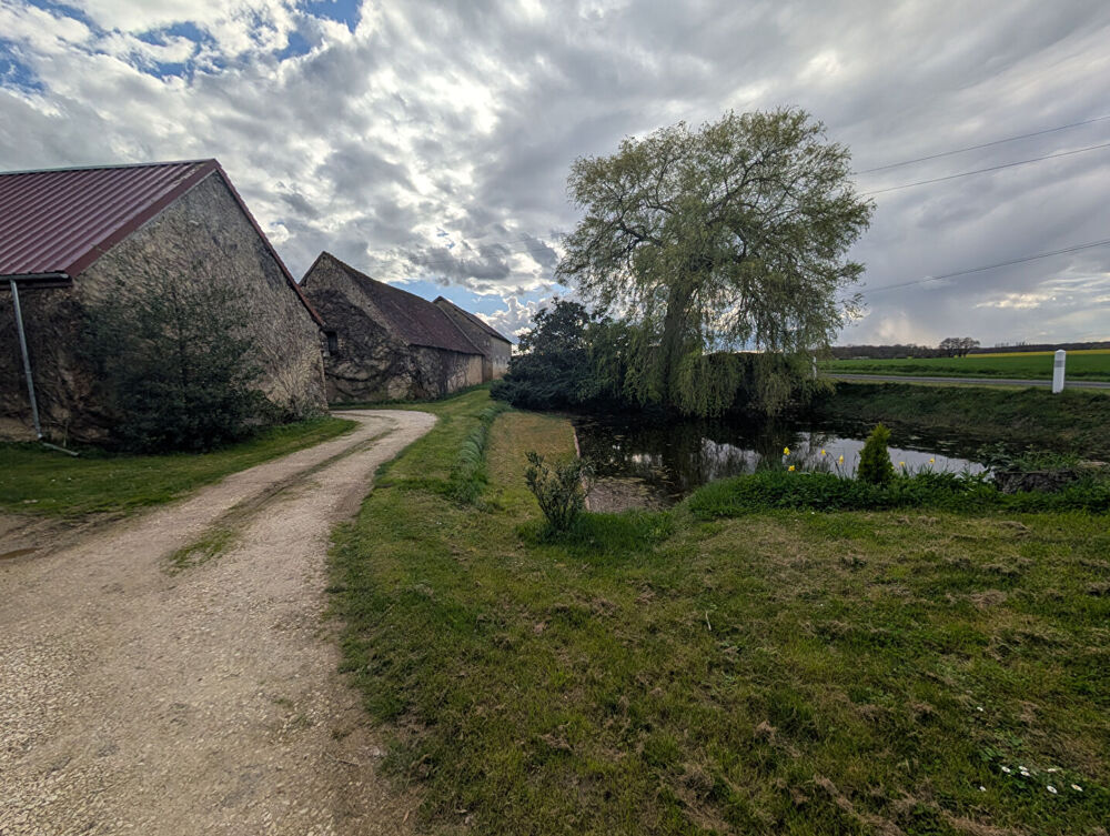 Exclusivité NESTENN Loches - Charmante maison 6 pièces à rafraîchir sur grand terrain à Clion