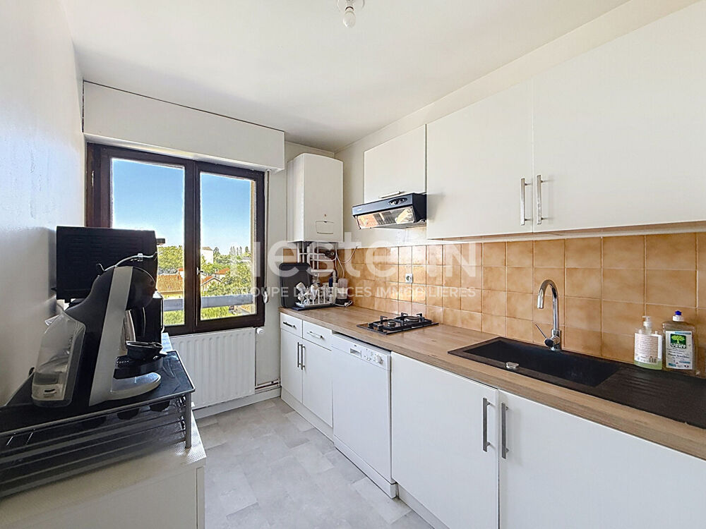 Grand Appartement T2 avec une chambre, Balcon en dernier étage Centre Ville - 69500 BRON