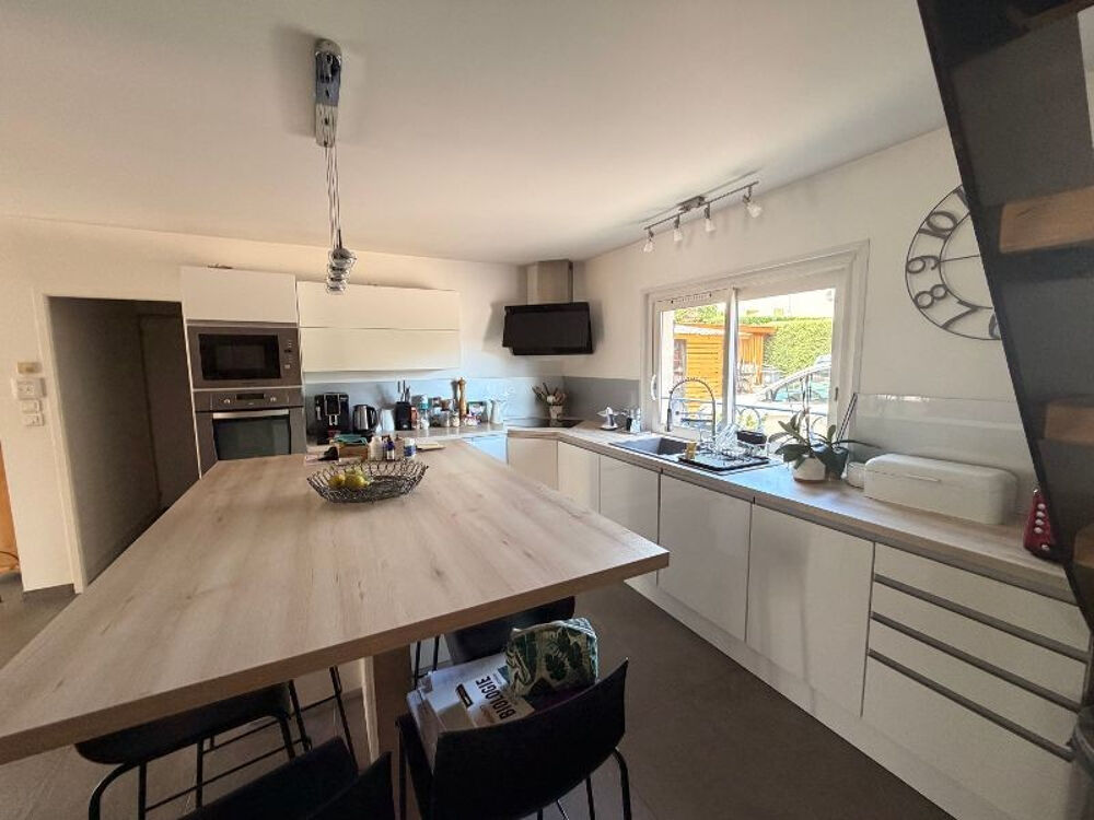 Vente Maison Une maison familiale de 232 m², où les volumes généreux créent une atmosphère chaleureuse et moderne. Montmerle sur saone