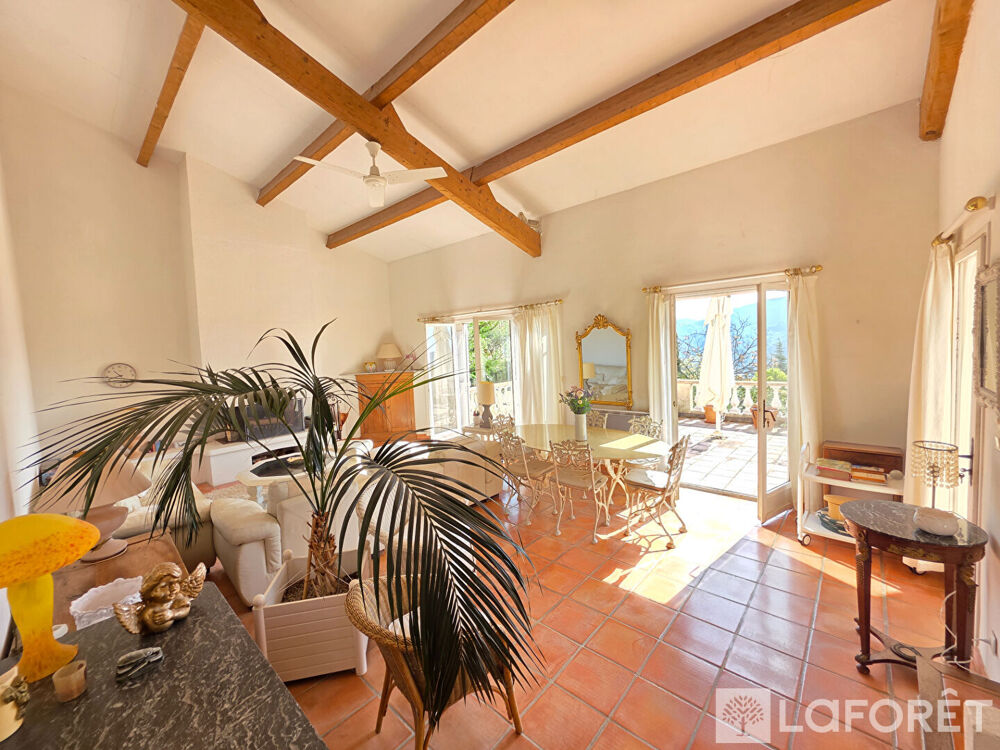 Vente Maison Villa  3 chambres, piscine, terrasses, stationnements et superbe jardin Carros