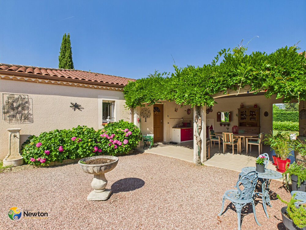 LOT- LUZECH Superbe propriété, 4 chambres, située dans un grand parc clos avec piscine chauffée.