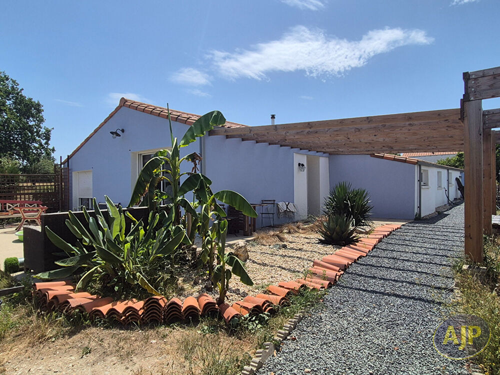 Vente Maison Longère 4 chambres / garage / atelier / 971 m² Saint maixent sur vie