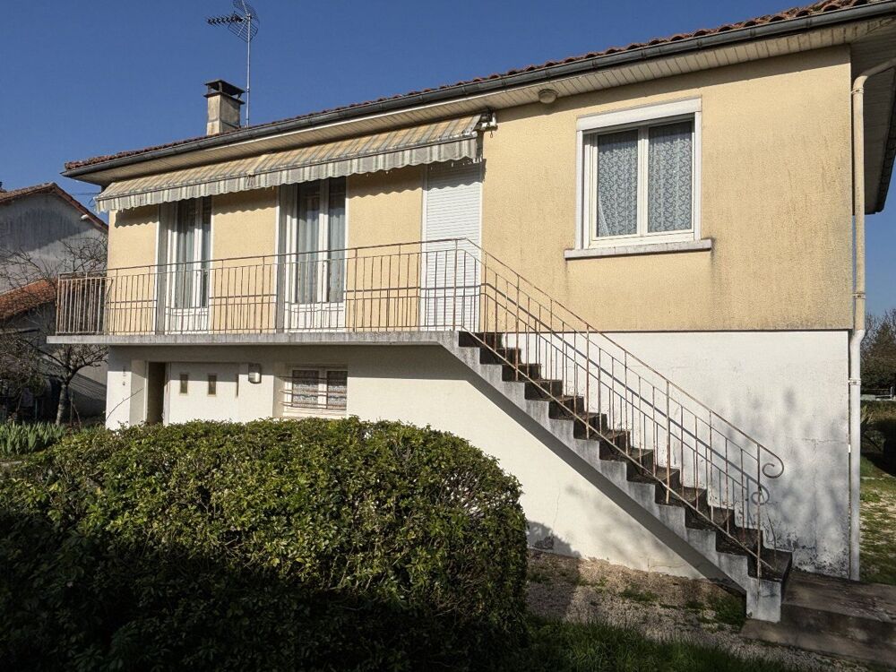Maison individuelle de ville située dans un environnement calme avec garage.