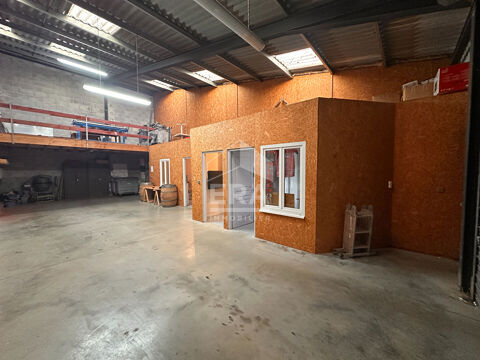 LOCAL PROFESSIONNEL IMPECCABLE ? ENTREP&Ocirc;T + BUREAU ? 132 m&sup2; ? COPRO R&Eacute;CENTE ? 2 PARKINGS PRIVATIFS 220000 17450 Saint laurent de la pree