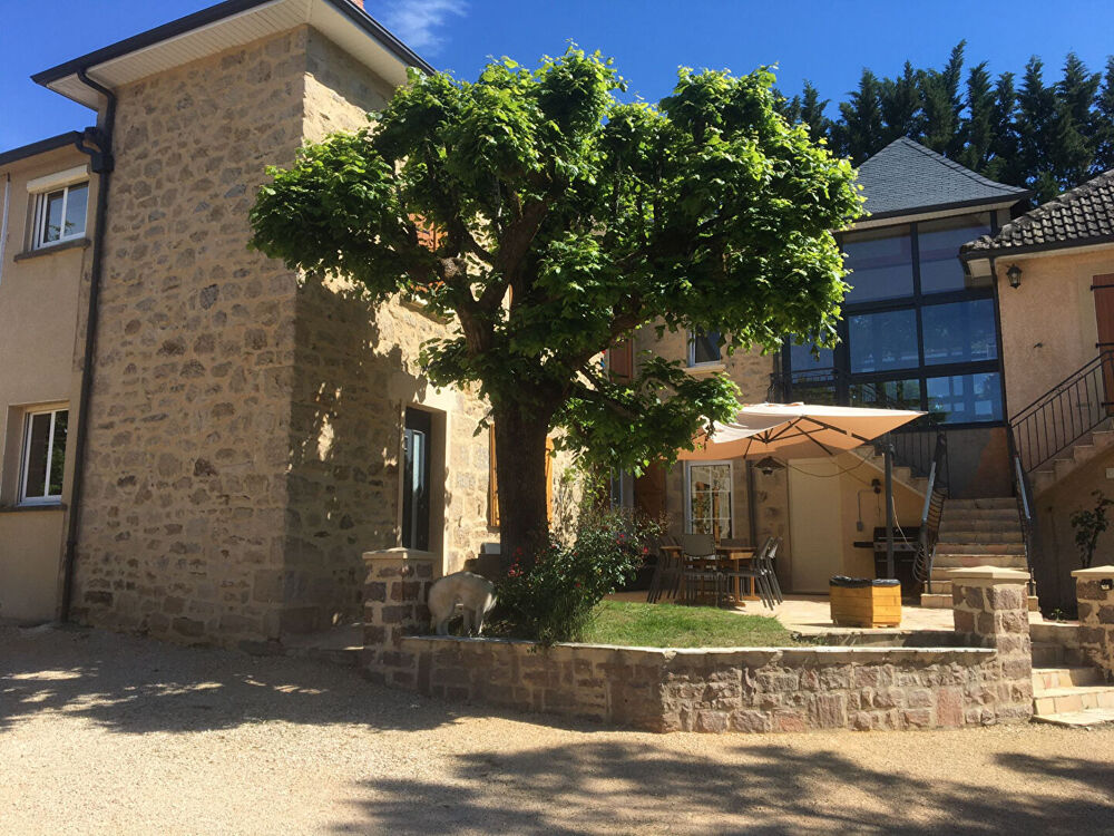 CORREZE. Proche BRIVE-LA-GAILLARDE. Maison en pierre avec 6 chambres, un gîte de 2 chambres, une grange, 2 écuries et un hangar