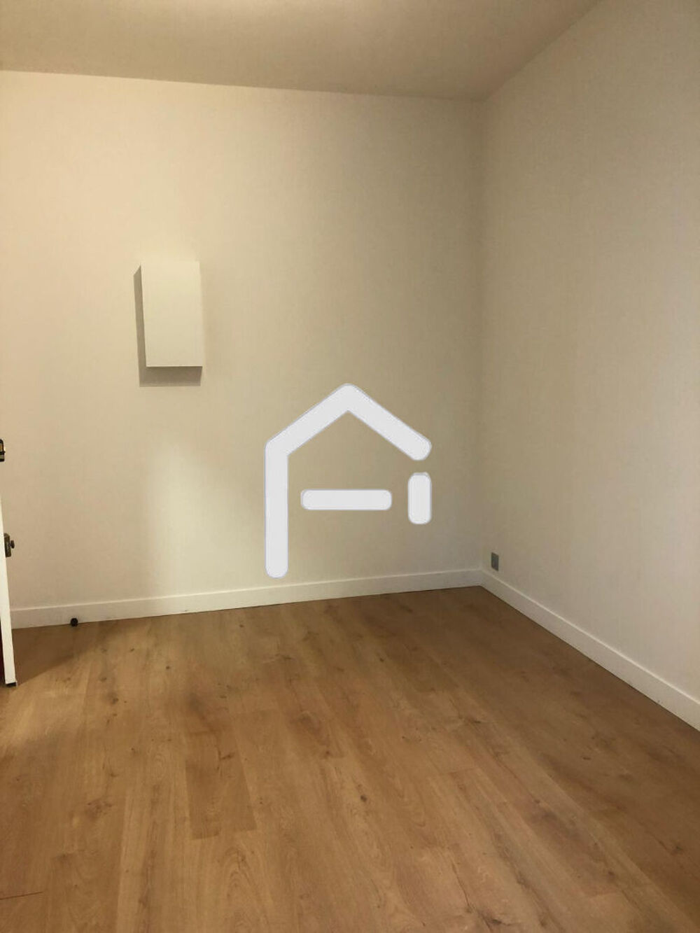 Location Appartement Studio REFAIT A NEUF / Metro Colonel Fabian Paris 19