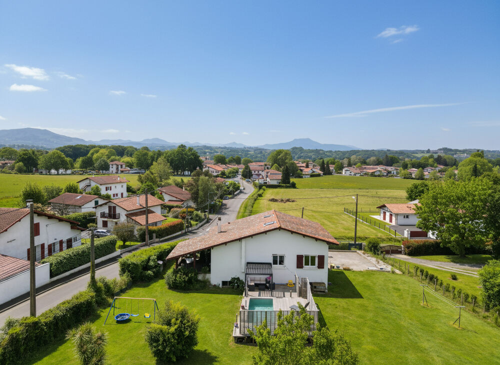 LARRUN maison avec vue sur la Rhune, terrain constructible et fort potentiel d'évolution