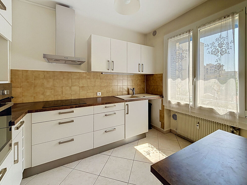 Vente Appartement Appartement  3 pièces de 65m2 avec balcon / place de stationnement / cave Lyon 8