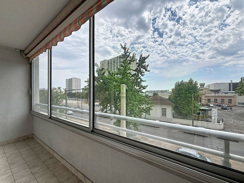 Vente Appartement Appartement 3 pièces de 64 m² avec loggia fermée et vitrée /  climatisation / garage / cave Lyon 8