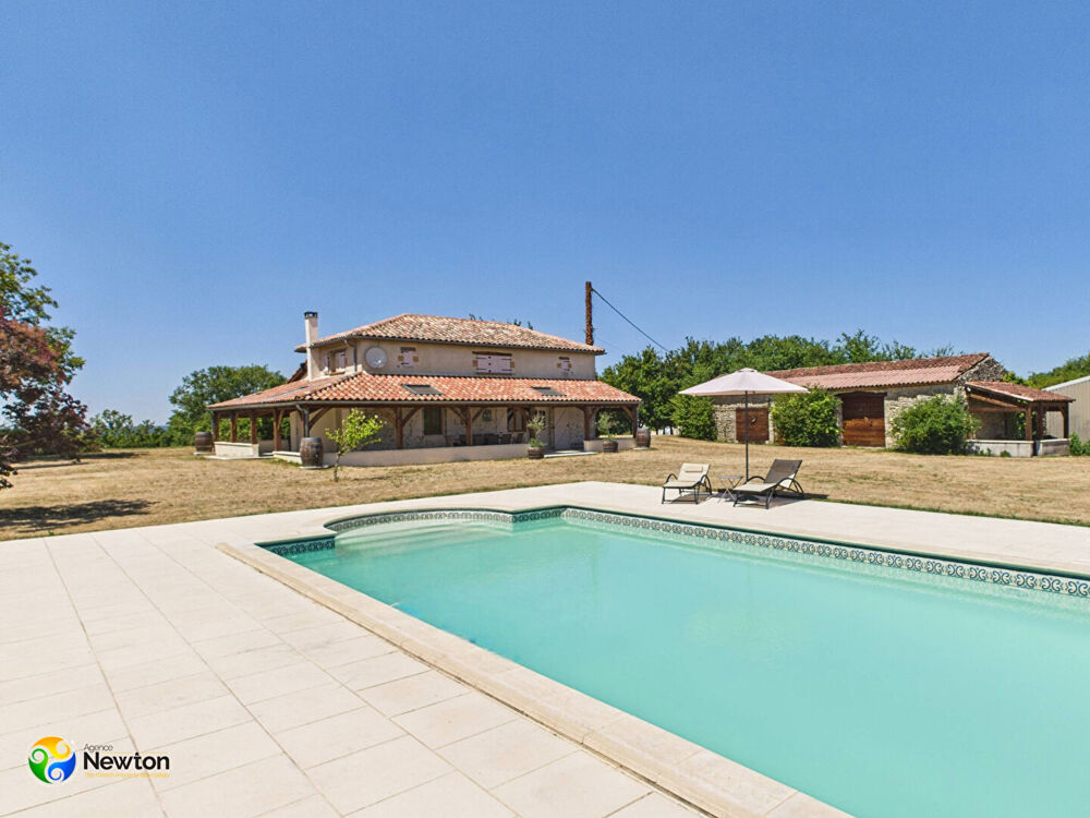 LOT-proche PUY L'EVEQUE (130m2), 3 chambres, avec,vue,piscine et dependances sure un terrain de 1.8 ha.