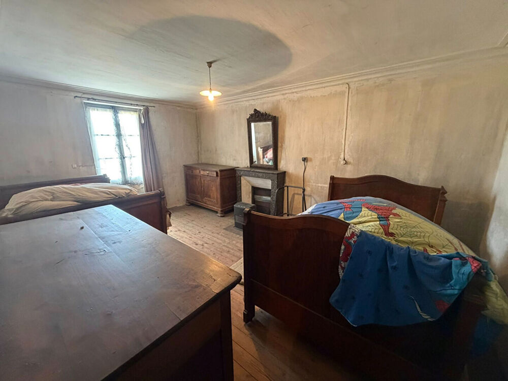 HAUTE VIENNE -Belle ferme limousine à rénover, avec dépendances, terrain, belle vue, dans hameau bien situé.
