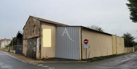   Hangar clos couvert de près de 300m² en centre ville de Matha 