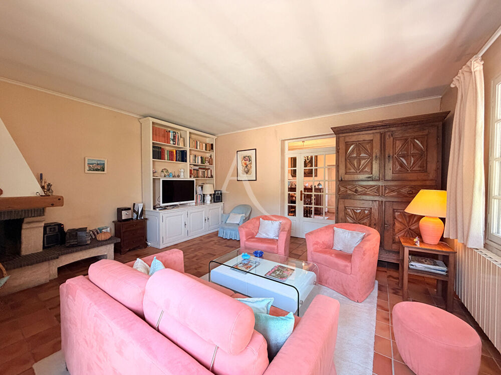 Belle maison de village avec terrasse et garage, et jardin non attenant