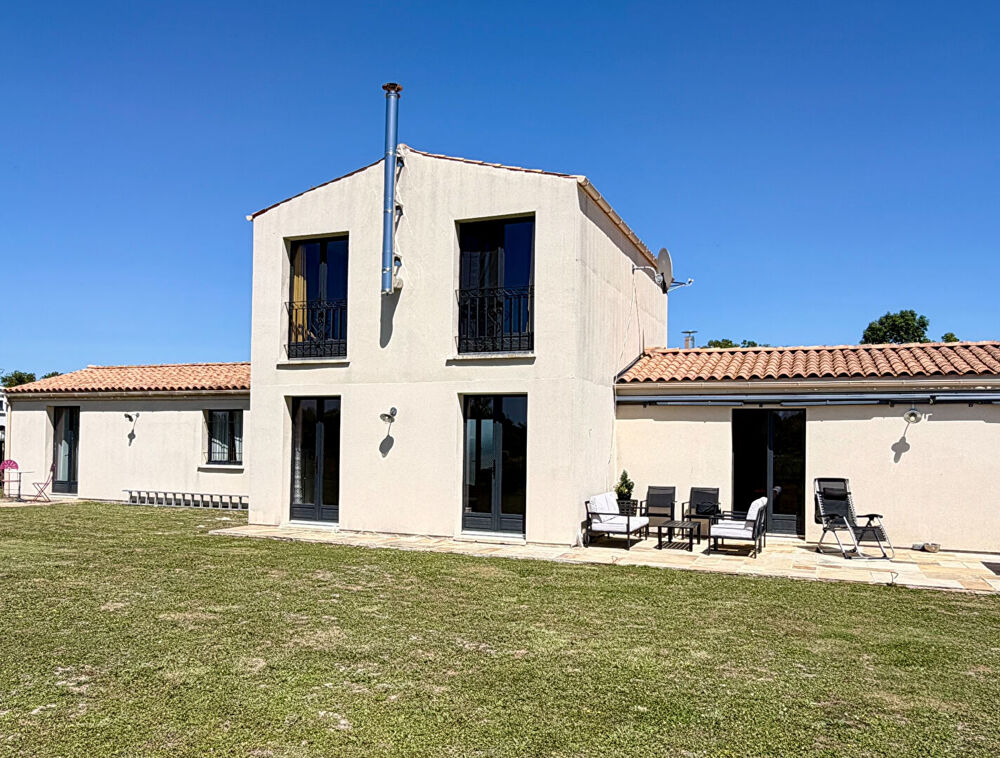 Belles prestations - pavillon de 3 chambres, bar/resto à pied, au calme, tout à l'égout prévu