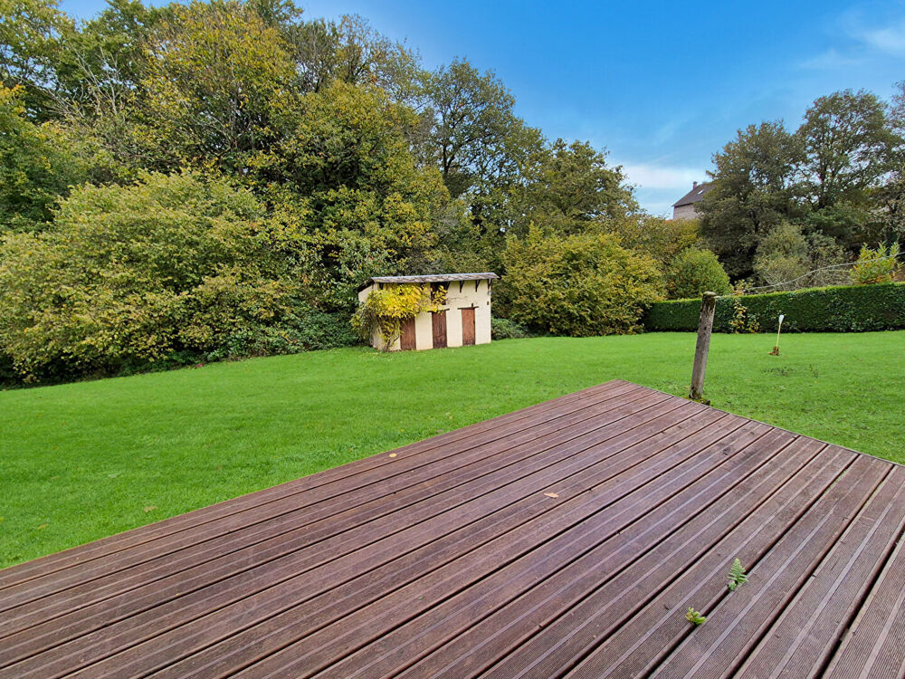 CORREZE. CHAMBERET. Jolie maison en pierre de 3 chambres, grand garage et jardin de 1835 m²