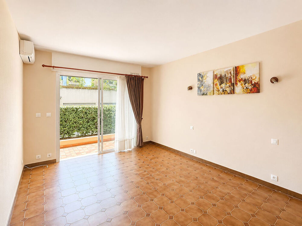 Appartement Frejus 2 pièces proche des plages, place de parking