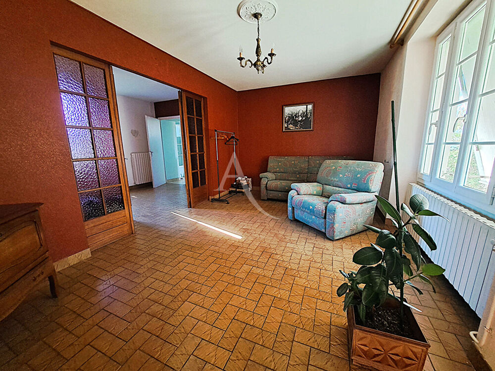 Charmante maison en pierre avec dépendances et grand entrepôt à L'OIE.