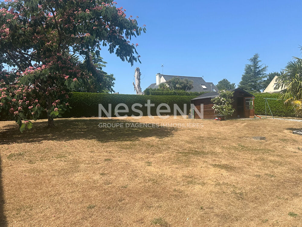 Maison Questembert, proche gare, 1500 m² de terrain arboré, vie de plain pieds, 4 chb et bureau.