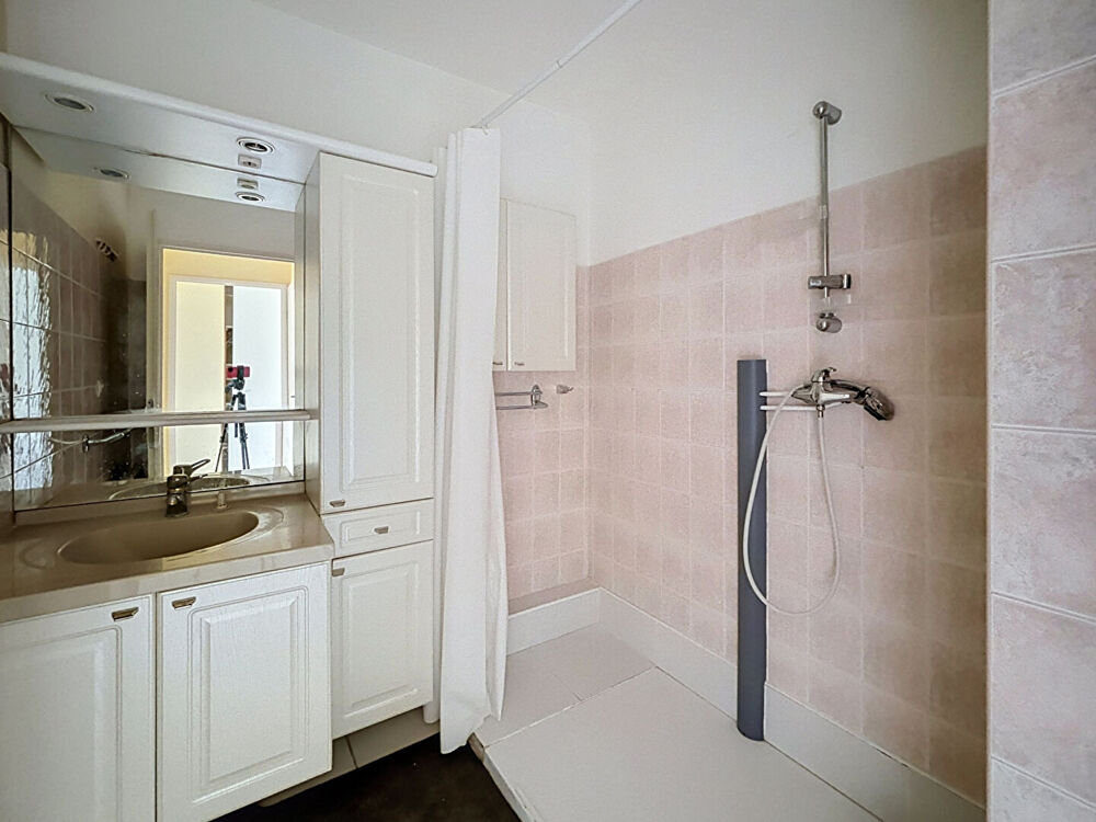 Vente Appartement Appartement 3 pièces de 64 m² avec loggia fermée et vitrée /  climatisation / garage / cave Lyon 8