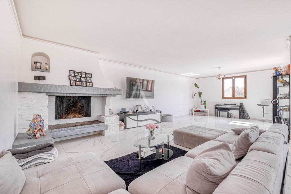 Grande maison familiale rénovée 216 m², 5 chambres, terrain sans vis-à-vis, garage triple