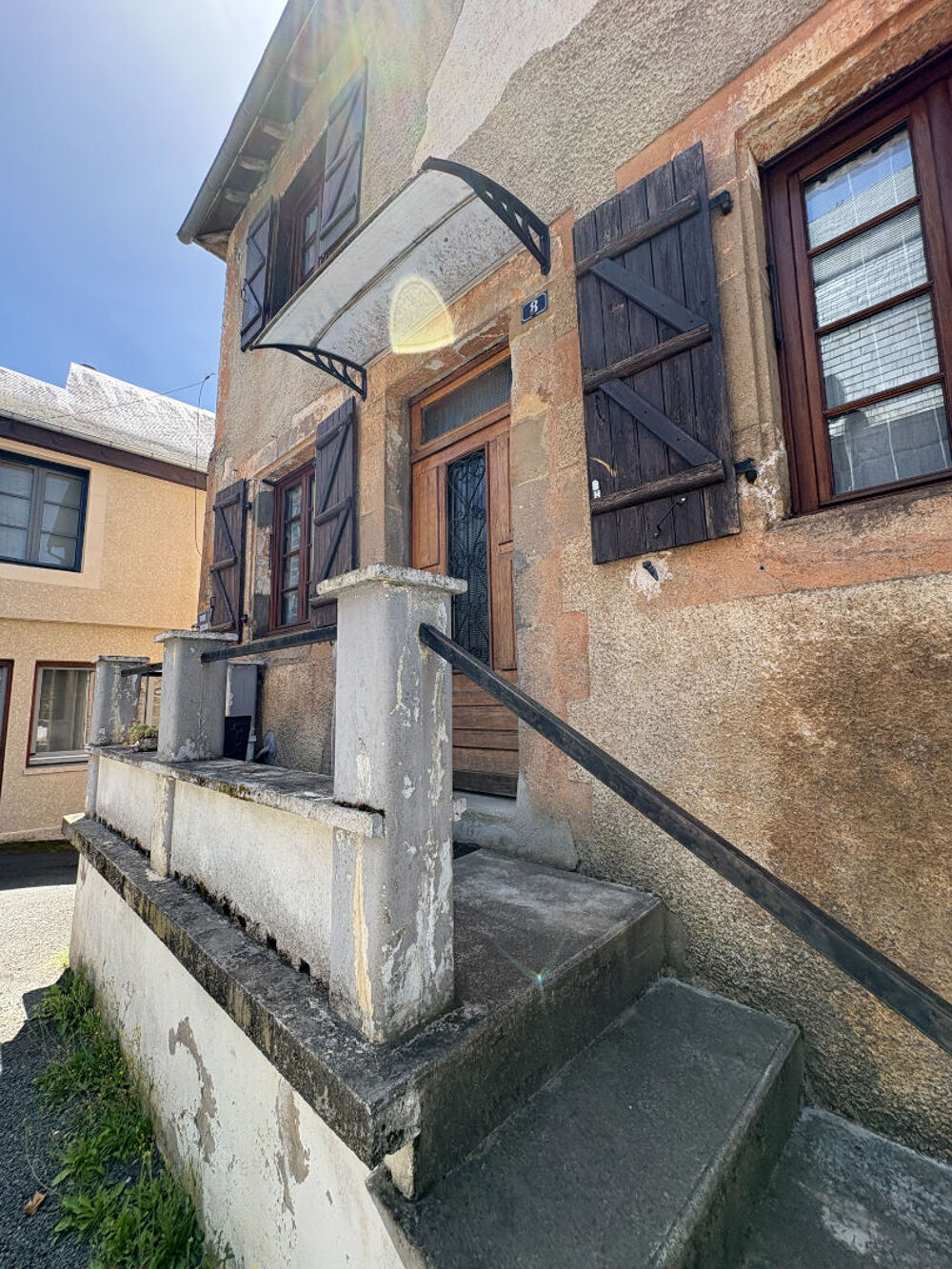 Maison de village avec garage, jardin au coeur de Juillac