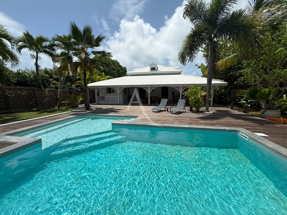Villa à fort potentiel avec grand terrain et piscine