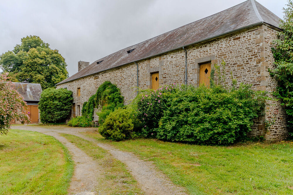 MANCHE: Proches de Saint-Hilaire-du-Harcouët - Magnifique château du XVIII siècle avec dépendances et parc paysager sur 4 hectar