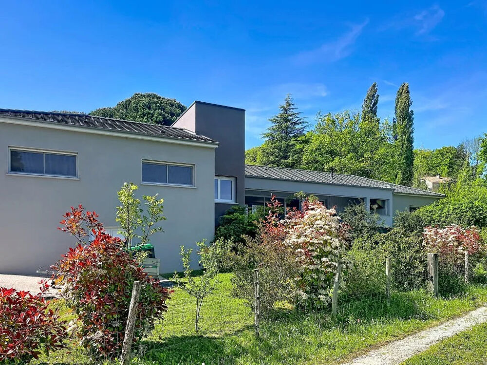 Villa contemporaine avec piscine.