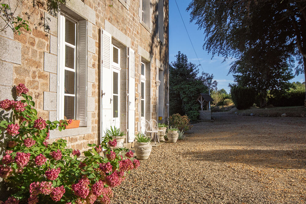 Vente Maison MAYENNE, La Dorée, ravissant « petit manoir », 4 chambres, 153 m² habitables, dépendance, jardin, parc, puits, sur un terrain de La doree